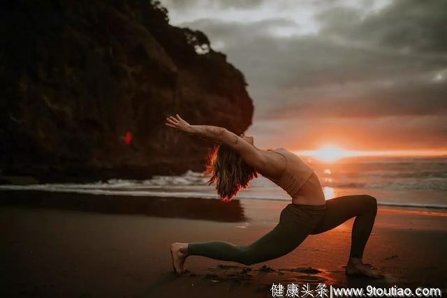 夕阳下练瑜伽——黑暗之前的光芒，魅力永驻的秘密