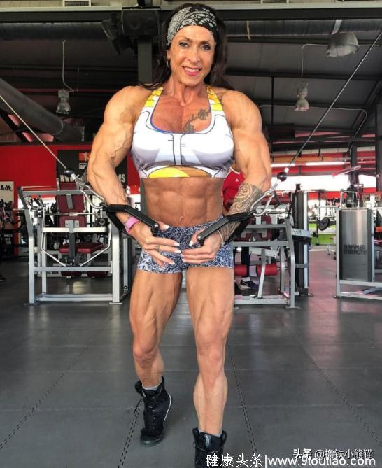 52岁大妈肌肉彪悍，狂爱健身的她，有件事到健身房必做！