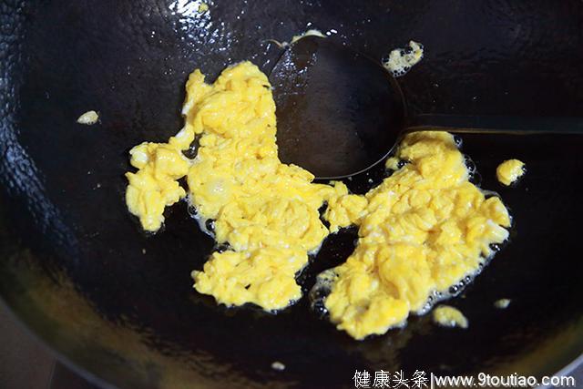 食谱丨韭黄炒鸡蛋，只要注意这一点，就会干爽咸鲜！
