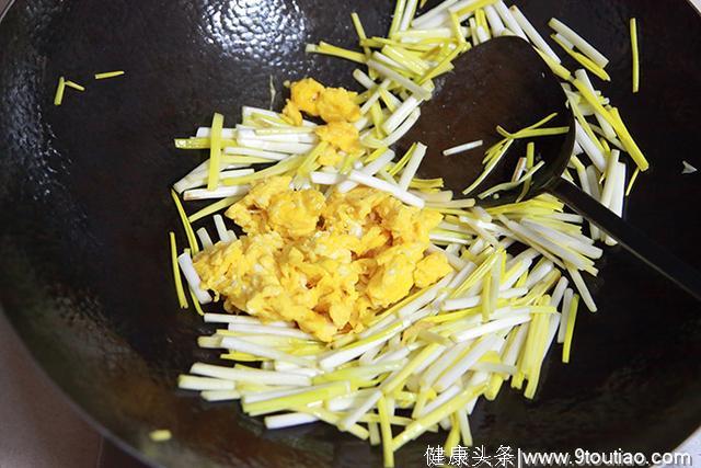 食谱丨韭黄炒鸡蛋，只要注意这一点，就会干爽咸鲜！