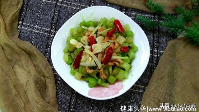 节后清肠食谱，炝拌芹菜，春节大鱼大肉吃多了，也该清清肠胃了