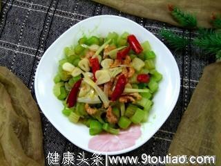 节后清肠食谱，炝拌芹菜，春节大鱼大肉吃多了，也该清清肠胃了