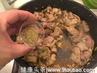 在冬天，吃上一份孜然羊肉，一道不错的冬季菜谱，吃了全身暖暖的