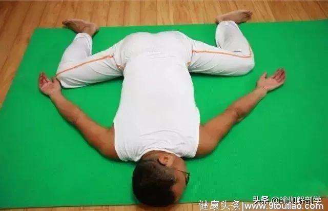 59岁“瑜伽大叔“8年变型男，陪妻子减肥自己却瘦了！