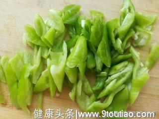 下饭的素菜食谱，尖椒炒猪血，补铁，促消化，易吸收，动手试试吧