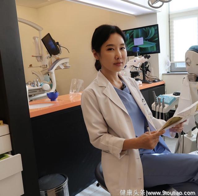 惊呆！50岁韩国美女牙医和女儿合照像姐妹，冻龄指数超乎想象