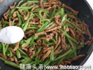 天冷送您冬季菜谱，尖椒炒肉丝，尖椒驱寒开胃，而且超级下饭