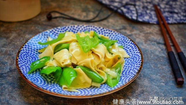 下饭的素菜菜谱，尖椒炒豆皮，驱寒开胃下饭，适合冬季的家常菜