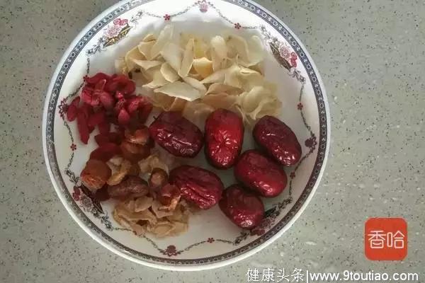 给大家推荐一道养发食谱，炖鸽子汤