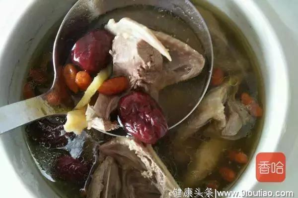 给大家推荐一道养发食谱，炖鸽子汤