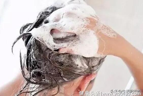 脱发严重怎么洗头好，应该多洗还是少洗？
