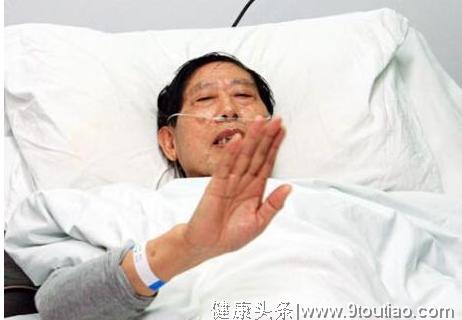 男子半夜送急救，抢救后因肝硬化离世，医生提醒：这1物别再喝了