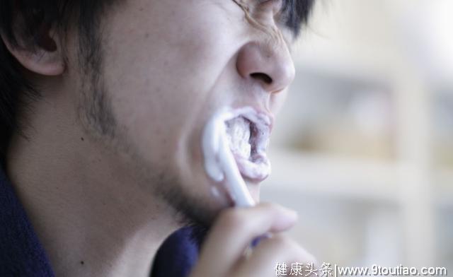 每天刷牙两次，还长了“黑洞”？牙医：这样子刷牙不烂才怪！