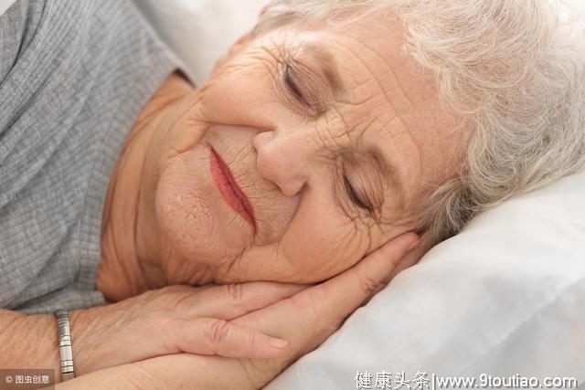 睡觉怎么舒服怎么来？医生直言这样睡容易猝死！特别是高血压的人