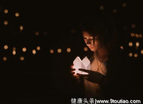 心理学家：“依赖”心理极强的女人，会有这4种表现