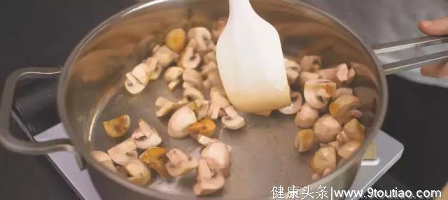 超简单的炒蘑菇，厨房小白必备食谱，看一遍就能学会！