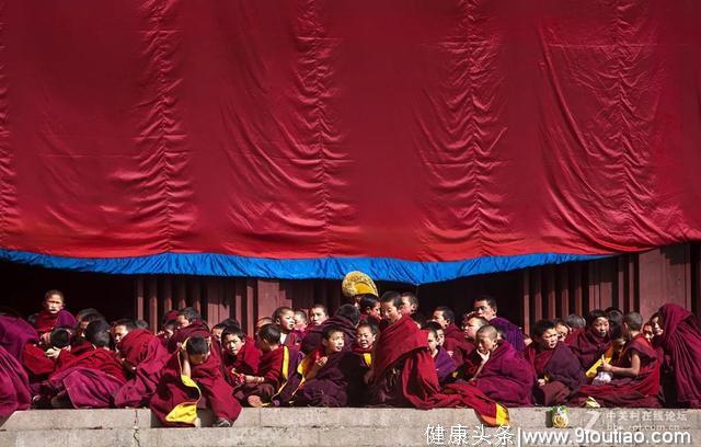 揭秘藏地喇嘛神秘生活：我与世俗隔着一场梦，解梦的是这一抹绛红