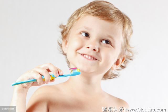 家长再不注意，孩子牙齿就彻底毁了！看看奶瓶龋离宝宝有多近。
