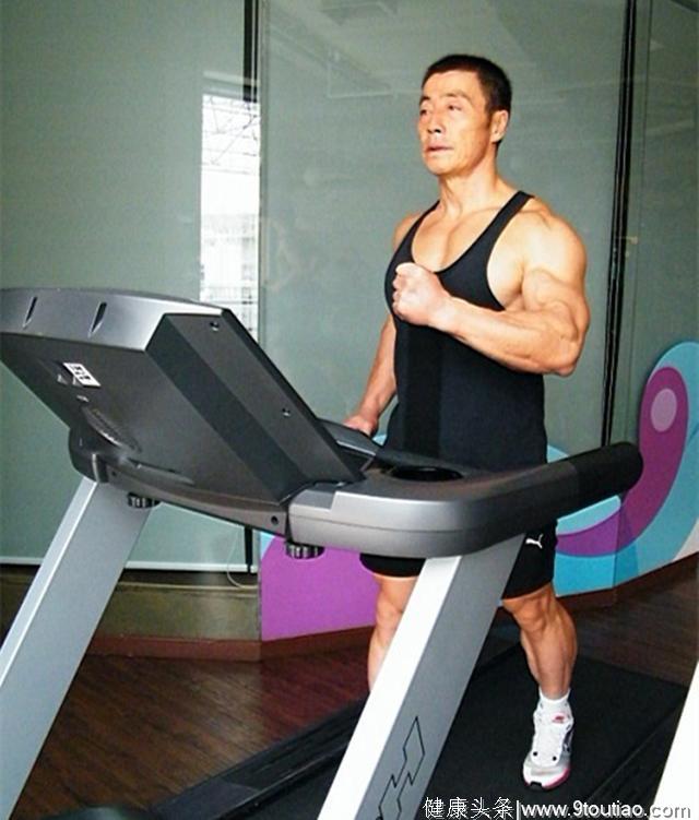 70岁老大爷，身材秒杀大多数年轻人，中国健身界里程碑似的人物！