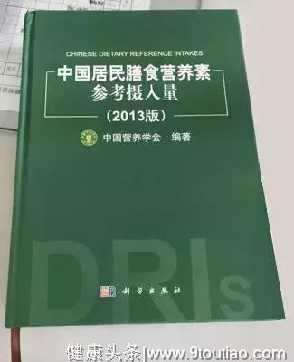 在尝试了几种流行的减肥方法后，她们都胖了……