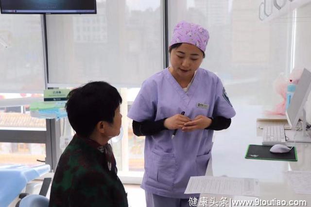 云南竹子口腔医院为杰出女性代表送健康