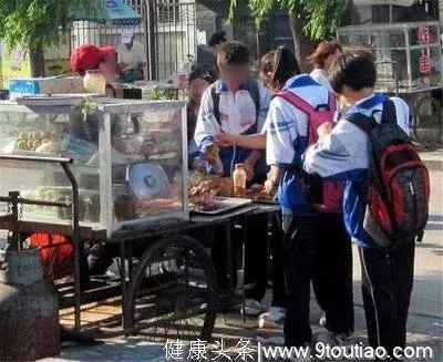 11岁男孩，查出肠癌晚期，医生提醒：路边这种“食物”少给孩子吃