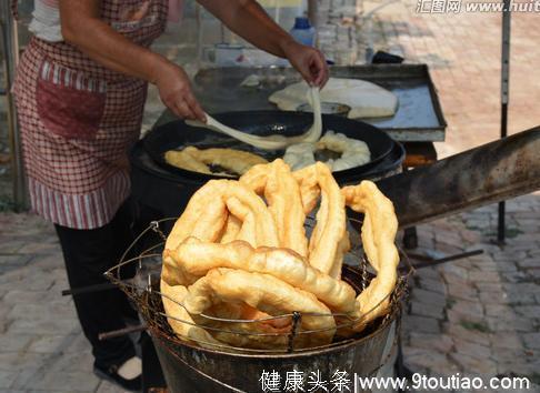 12岁男孩查出肠癌，化疗疼哭，医生：早餐不能给孩子吃这"毒物"