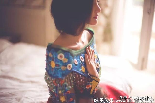 张歆艺刚出月子晒瑜伽照，一家人只顾小孩不理她！