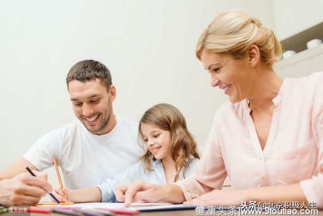 家庭教育的目标，就是教会父母培养出自信和幸福的普通孩子