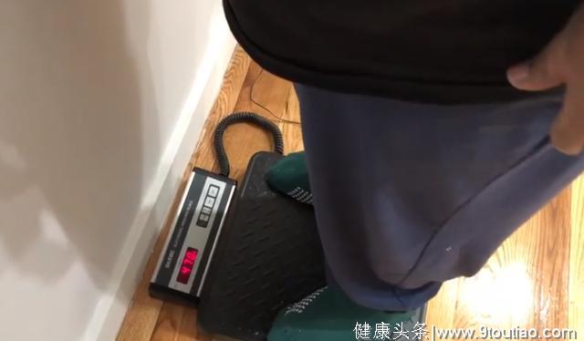 男子不吃饭只喝水，坚持70天减肥108斤，网友：为何你能笑出来？