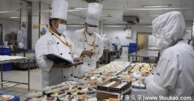 为何中国厨师从不看菜谱，网友的回答让米其林大厨脸红