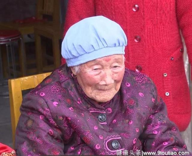姐姐102岁，弟弟100岁，有一个共同的兴趣爱好，很多年轻人没玩过