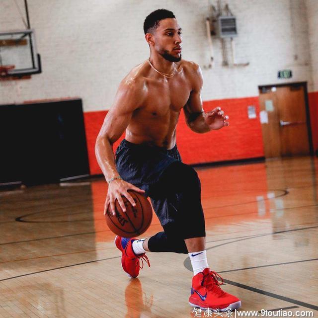 8图看NBA真正的男神身材：韦德腹肌如刀刻一般，库里肌肉恰到好处
