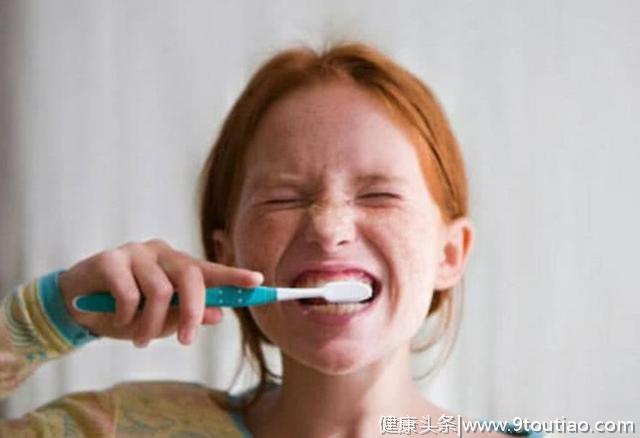 刷牙之前需要先将牙膏浸湿吗？牙医坦言：很多人弄错，难怪牙齿黄