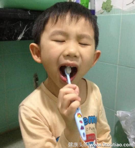刷牙之前需要先将牙膏浸湿吗？牙医坦言：很多人弄错，难怪牙齿黄