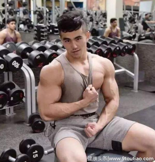 为什么很多肌肉男看不到腹肌？健身老鸟一解释，一下明白了