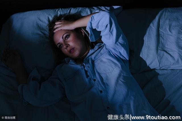 夜里失眠睡不着，每天睡2、3个小时？可能得了“4种病”，别忽视