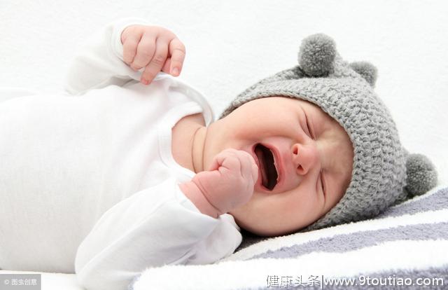 宝宝经常把牙齿咬得“咯咯”作响，家长一定要查明原因，正确应对