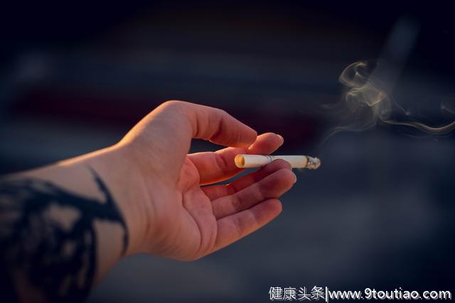 50岁的贾先生牙齿剧烈疼痛，原因公布竟然是吸烟导致