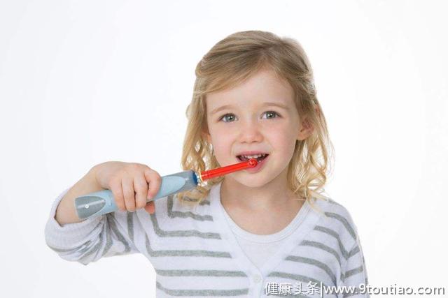 都说给孩子用电动牙刷刷牙，牙齿会更加的干净，这是真的吗？