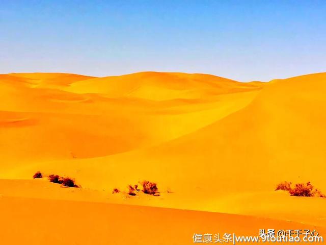如果你不快乐了，心情抑郁而沉重，就去沙漠里走一走吧！