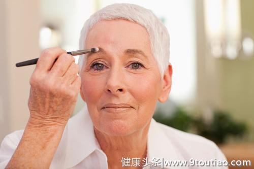 60岁老太太描眉、涂口红是什么心理？心理学家：内心强大的表现