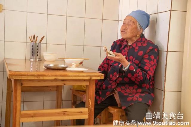 曲靖传说中“飞”着卖的烧饵块，90岁老人只剩5颗牙齿都要去吃
