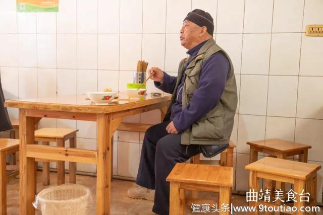 曲靖传说中“飞”着卖的烧饵块，90岁老人只剩5颗牙齿都要去吃