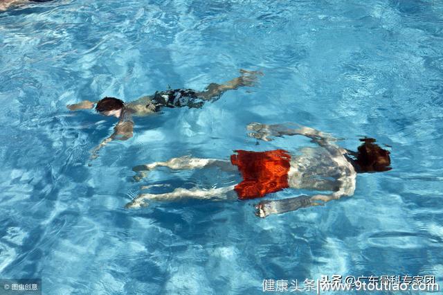 游泳对骨骼健康的好处多多，但有关节炎颈椎病的人能游泳吗？