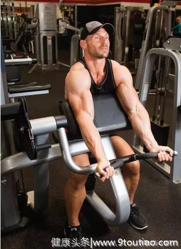 四个动作，强化肱二头肌的围度，男人标志性的肌肉