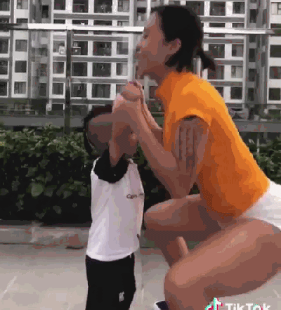 越南最佳健身教练，孩子已4岁，撑起衣服的除了脂肪还有肌肉