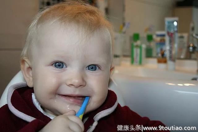 宝宝用含氟牙膏会烂牙？别再被忽悠了，正确护理牙齿才能预防龋齿