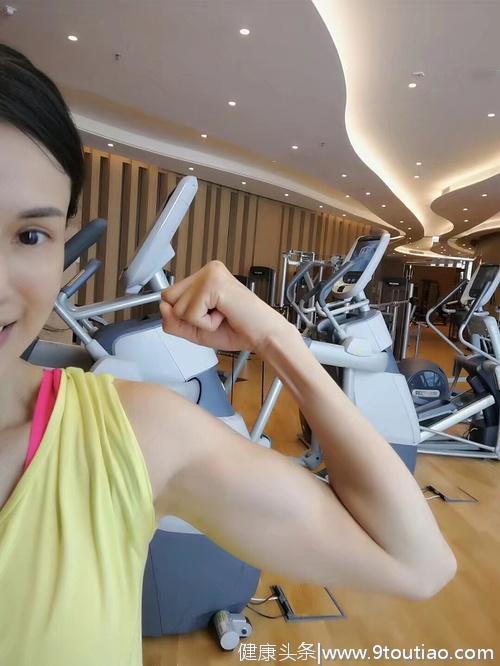 李若彤原来是个肌肉健身女汉子，很多男人都不如她自律健美