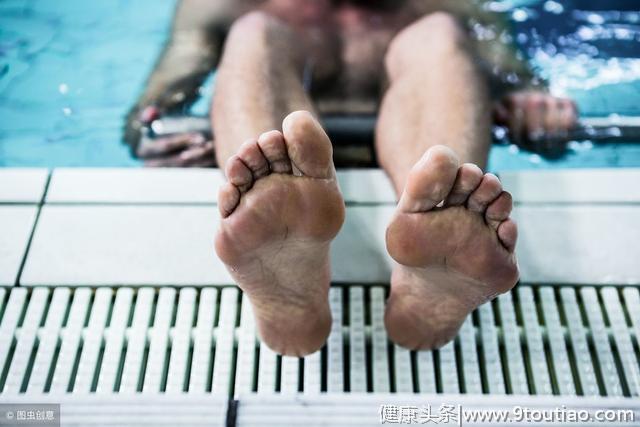 在健身房、游泳池裸足行走，当心感染真菌！